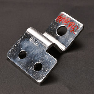 patte de fixation robuste