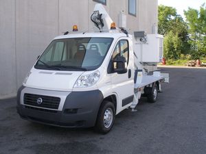 nacelle élévatrice téléscopique montée sur tracteur 1