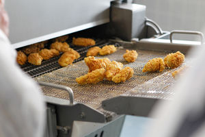 friteuse industrielle en continu / à viande / à convoyeur / à hauteur réglable