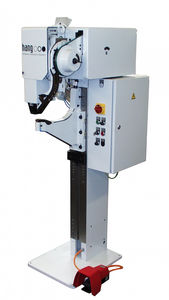 machine de pose de boutons pressions 1