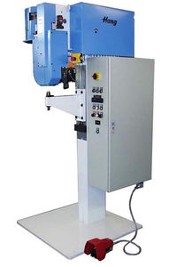 machine à riveter automatique / de paillasse