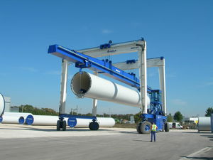 chariot cavalier pour la manutention d'équipements pour éoliennes 1