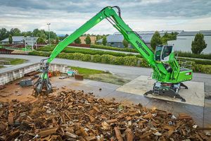 pelle de manutention sur chenilles