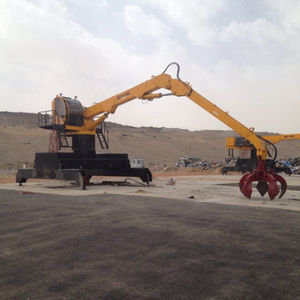 grue montée sur camion