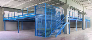 mezzanine industrielle avec escaliers