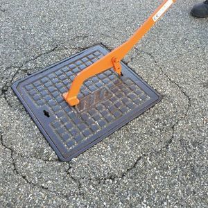 outil de levage de plaques d'égouts manuel