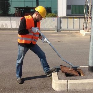 outil de levage de plaques d'égouts magnétique