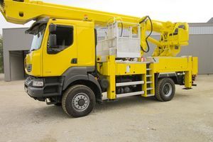 nacelle télescopique sur camion 1