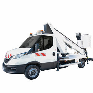 nacelle télescopique sur camion 1