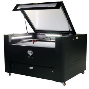 machine de découpe et de gravure laser CO2