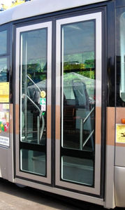 porte de train battante