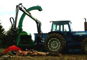 broyeur de branches monté sur tracteur