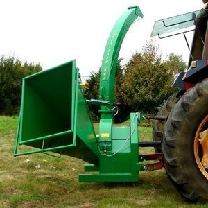 broyeur de branches monté sur tracteur