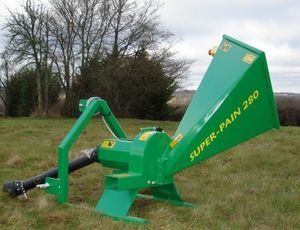 broyeur de branches monté sur tracteur