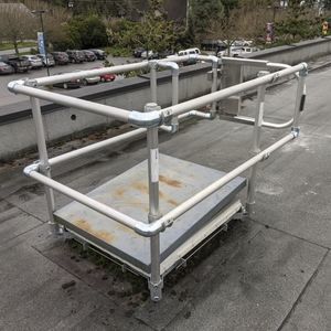 garde-corps avec porte à fermeture automatique
