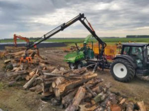 broyeur de branches monté sur tracteur