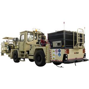véhicule de transport et de chargement d'explosifs (émulsion) 1