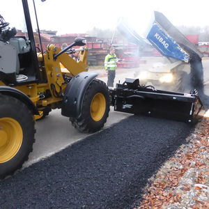 épandeuse d'asphalte pour chargeuse compacte