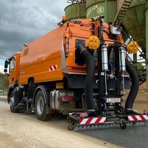 balayeuse aspiratrice sur camion