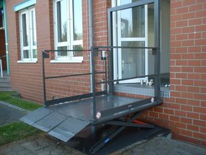 élévateur à ciseaux / hydraulique / pour personne à mobilité réduite