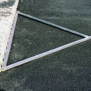 équerre de fixation pour alignement des pavés