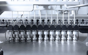 machine de remplissage et de fermeture de bouteilles 1