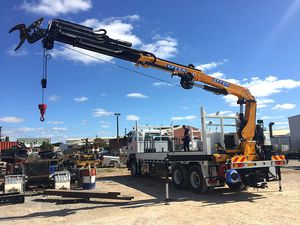 grue montée sur camion 1
