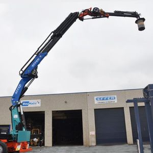 grue montée sur camion 1
