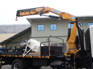 grue montée sur camion 1