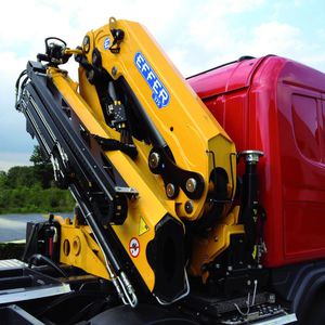 grue montée sur camion 1