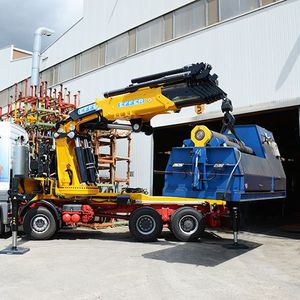 grue montée sur camion 1