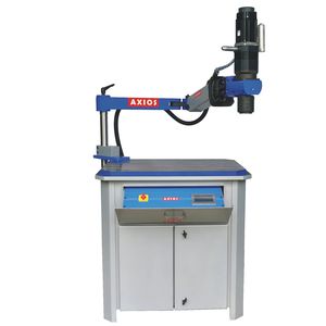 machine à tarauder à bras articulé