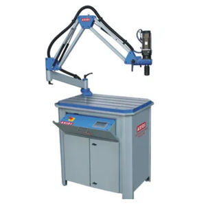 machine à tarauder à bras articulé