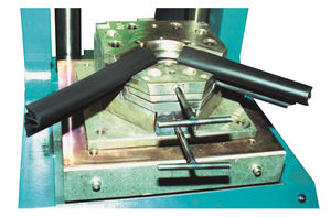 presse à injecter verticale