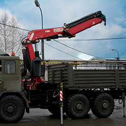 grue montée sur camion 1