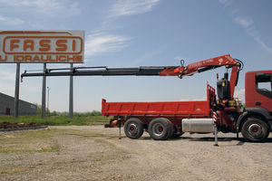 grue montée sur camion 1