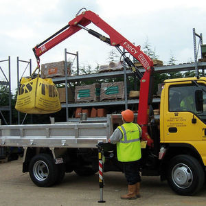 grue montée sur camion 1