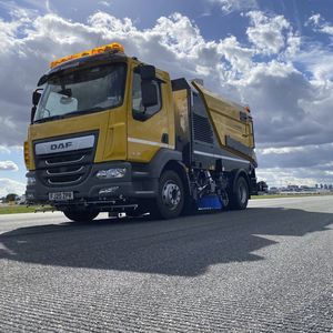balayeuse sur camion
