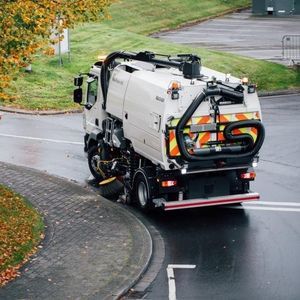 balayeuse sur camion