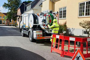 balayeuse montée sur camion