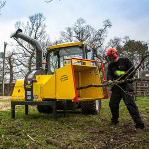 broyeur de branches monté sur tracteur