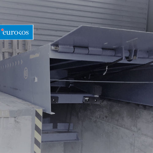 Rampe de remorque - Hydraulic loading ramps with folding support - Hidrotiltai - conteneur / hydraulique / pliante