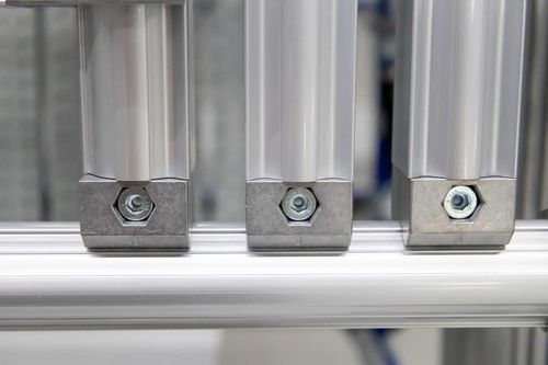 Profilé en aluminium - BeeWaTec AG - carré / pour l'industrie automobile / pour la technologie du transport