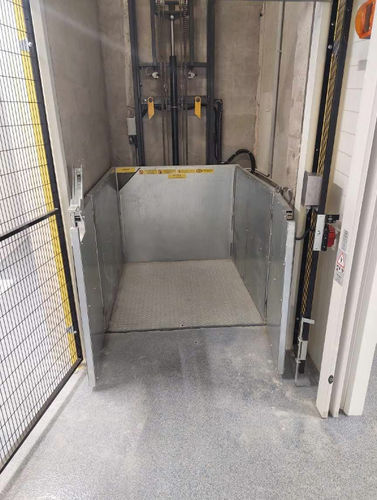 Appareil de levage de sacs - Light duty mezzanine goods lift - Pronomic AB - application / pour constructions / d'embrayage
