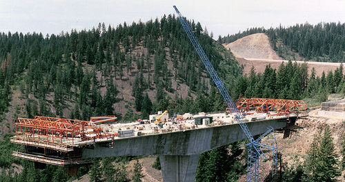 Grue sur chenilles - Lampson crane - à flèche relevable / pour chantier / de levage