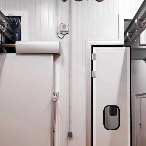 Porte coulissante - Infraca - avec charnière / pour l'intérieur / pour chambre froide