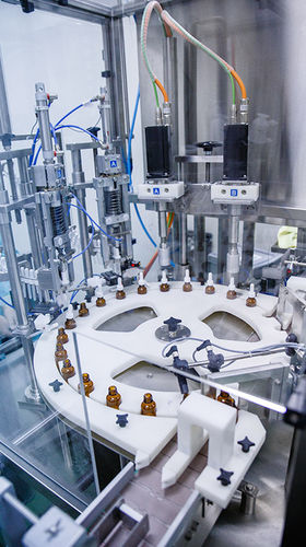 Remplisseuse boucheuse monobloc - Omniprojekt doo, Vrnjačka Banja, Srbija - rotative / pondérale / pour produits pharmaceutiques