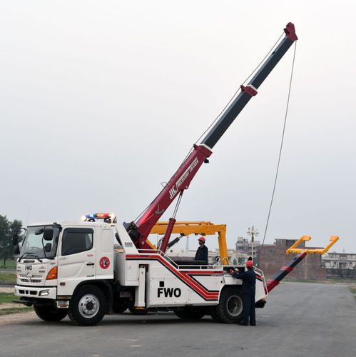 Grue montée sur camion - javaid Industrial company - à flèche / télescopique / pour chantier