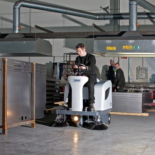 Balayeuse autoportée - SR 1101 series - Nilfisk - à batterie / d'extérieur / d'intérieur
