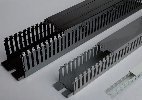 Goulotte de câblage - 2 m | ALOFREE - CANALPLAST - en polycarbonate / rainurée / sans halogène